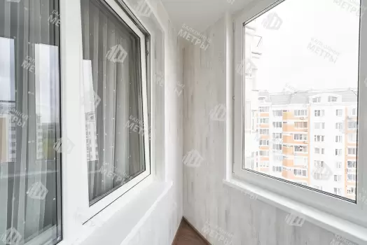 Отделка балкона МДФ панелями с эркерным остеклением Rehau