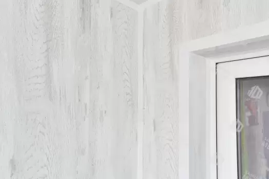 Отделка балкона МДФ панелями с эркерным остеклением Rehau