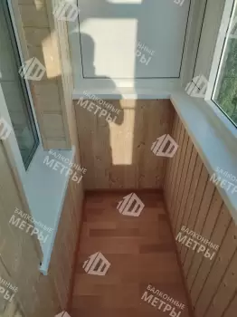 Холодное остекление балкона и отделка деревянной вагонкой