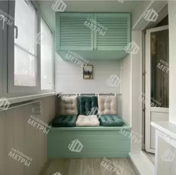 Хранение вещей и зона отдыха на балконе