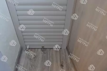 Остекление и отделка балкона ПВХ панелями и ламинатом