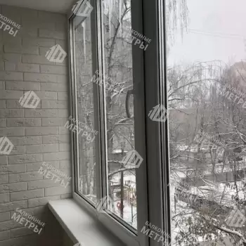 Отделка балкона декоративным камнем, ламинат и натяжной потолок